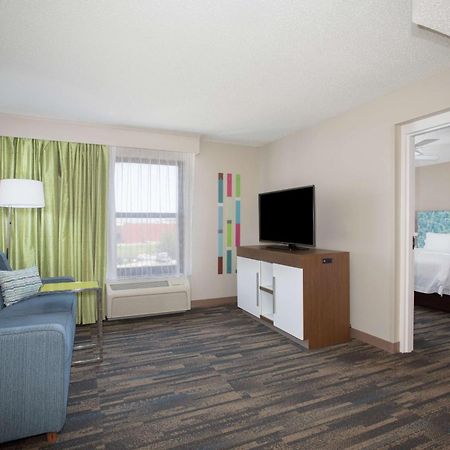 Hampton Inn & Suites Kansas City-Merriam Экстерьер фото