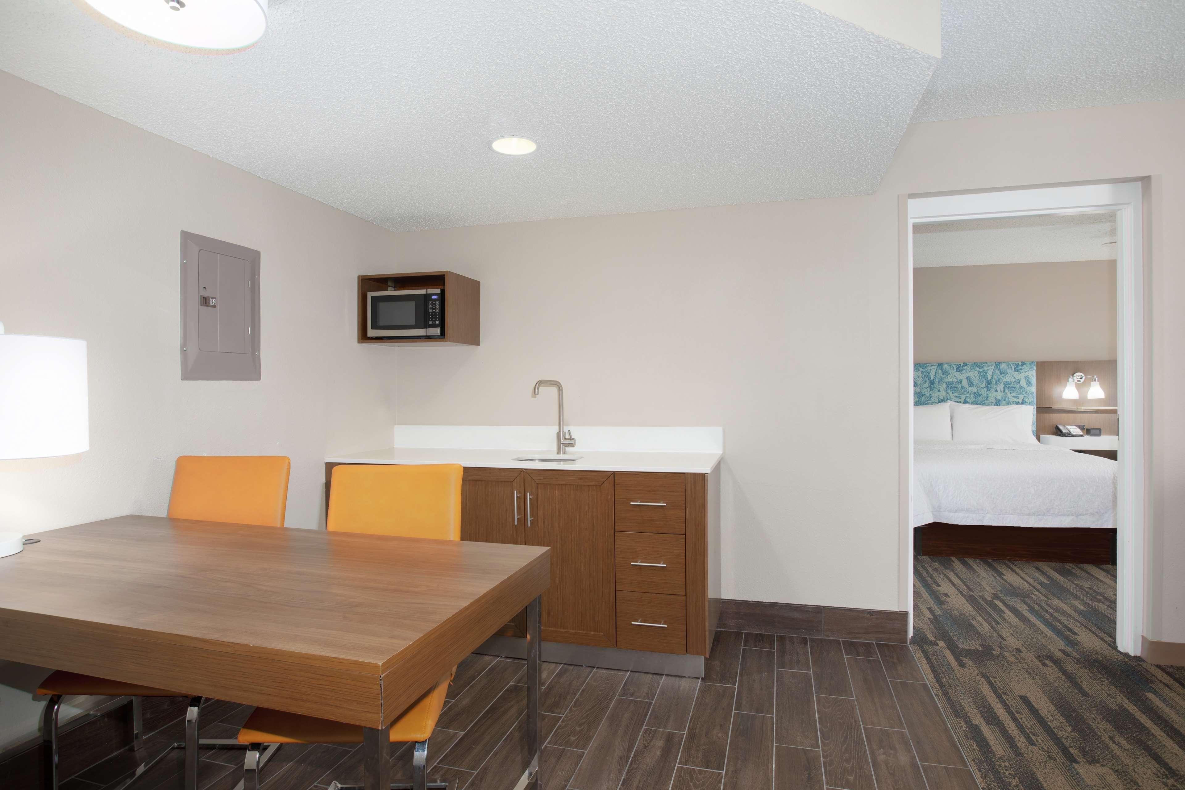 Hampton Inn & Suites Kansas City-Merriam Экстерьер фото