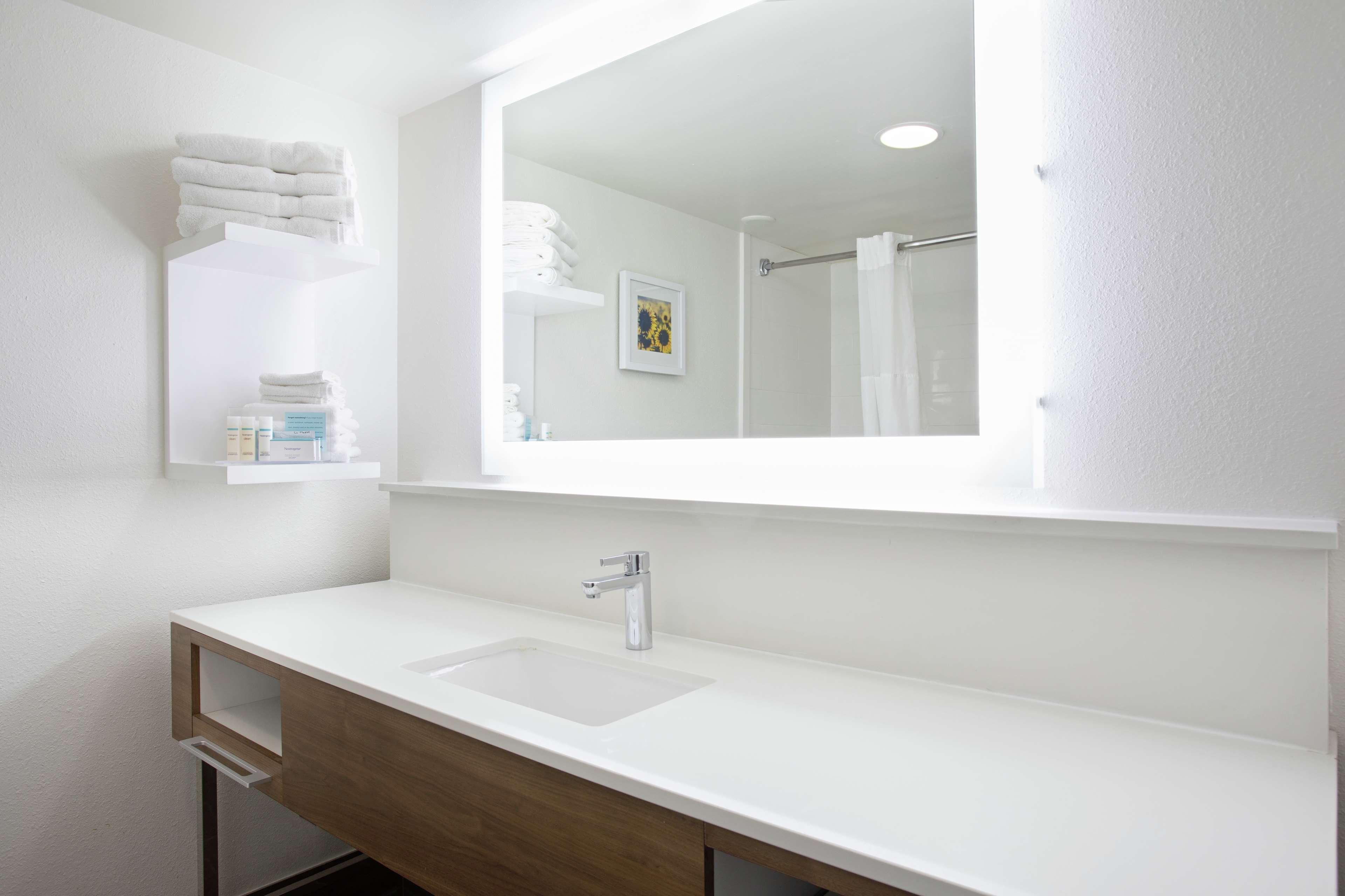 Hampton Inn & Suites Kansas City-Merriam Экстерьер фото