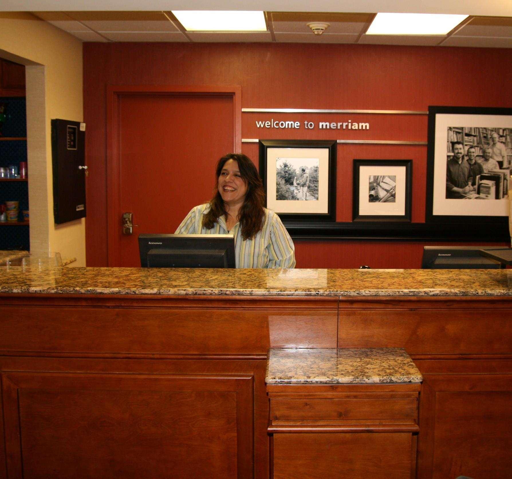 Hampton Inn & Suites Kansas City-Merriam Экстерьер фото