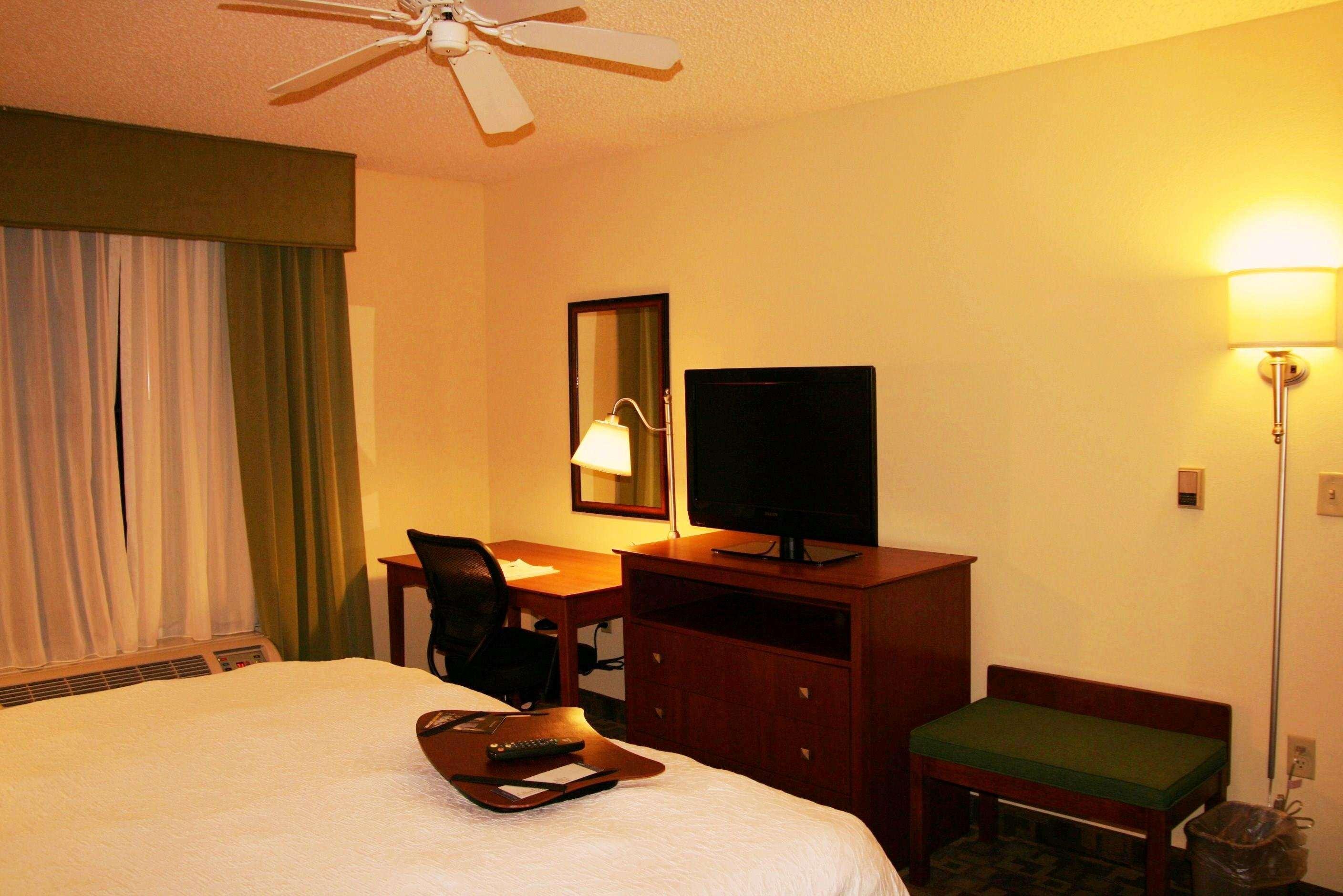 Hampton Inn & Suites Kansas City-Merriam Экстерьер фото