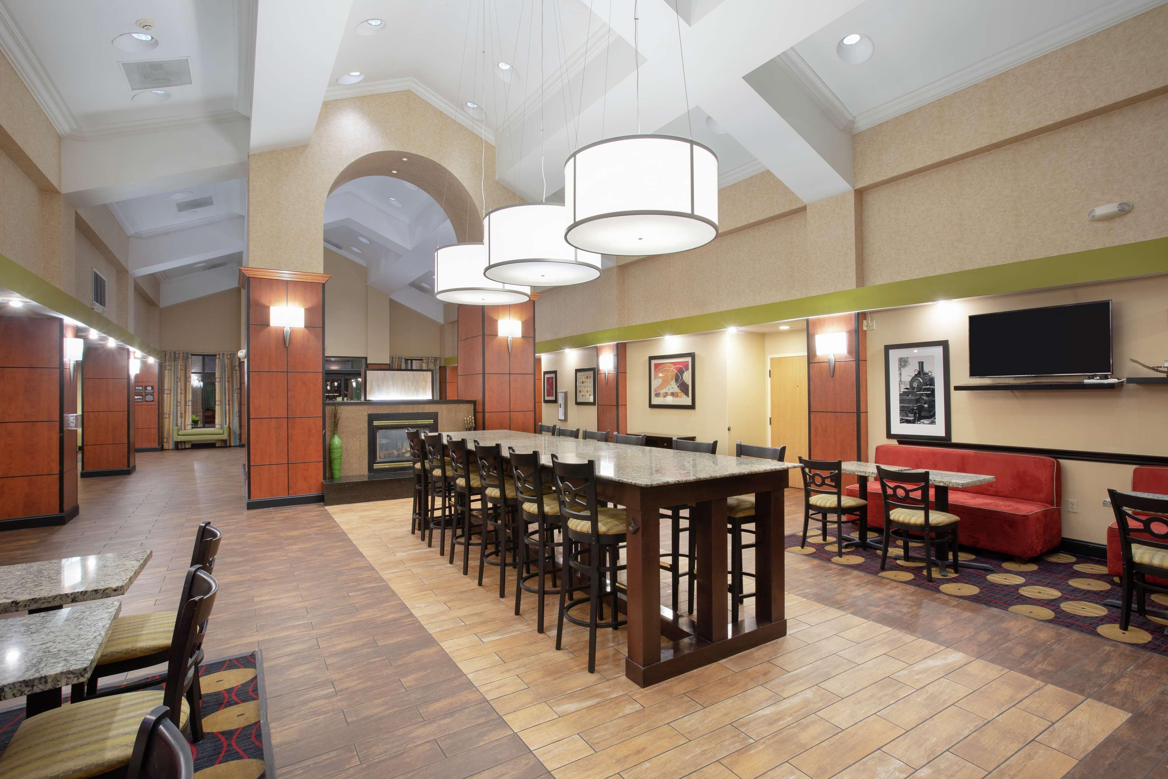 Hampton Inn & Suites Kansas City-Merriam Экстерьер фото