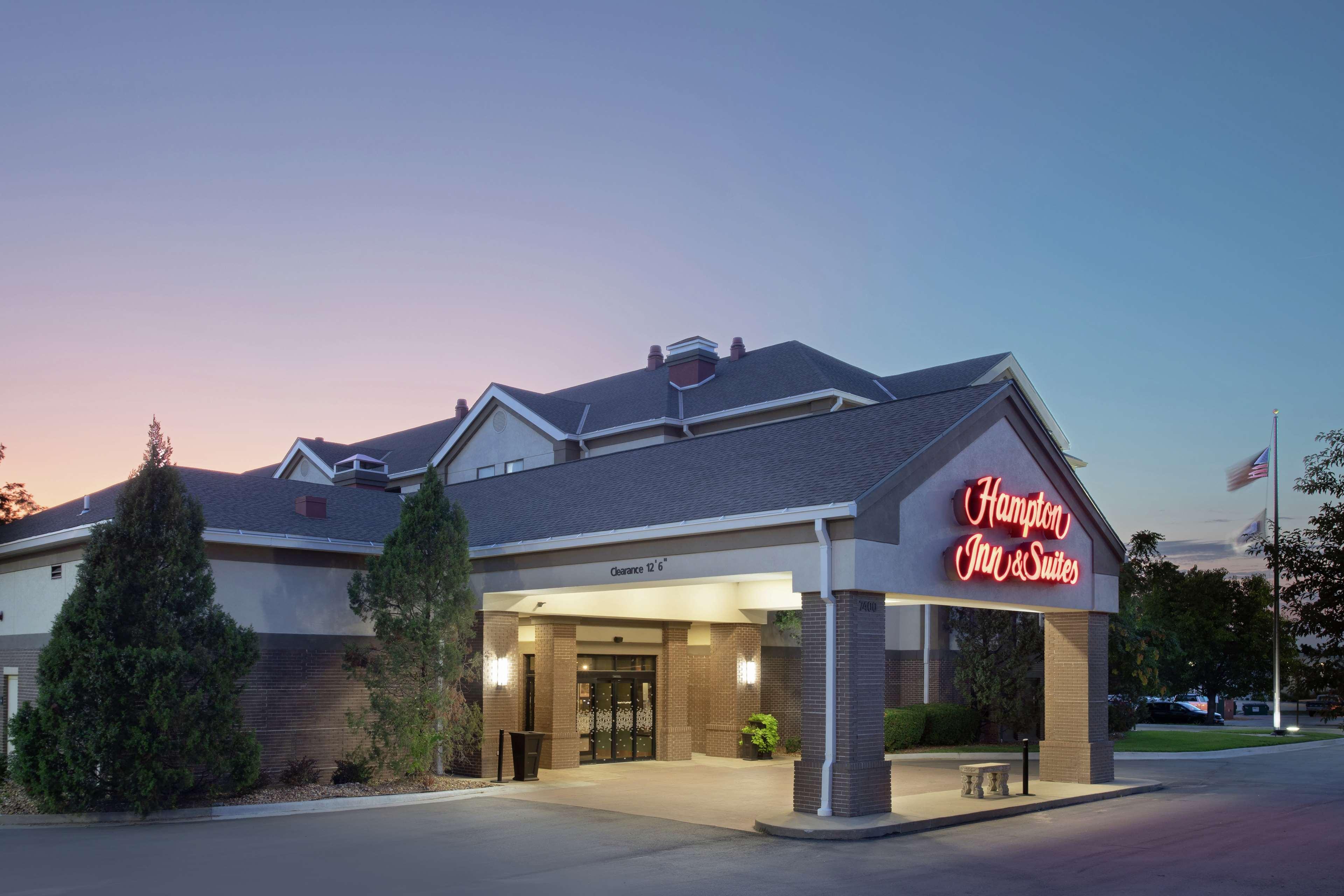 Hampton Inn & Suites Kansas City-Merriam Экстерьер фото