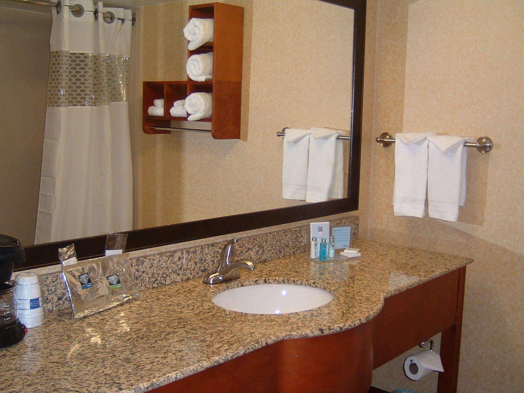 Hampton Inn & Suites Kansas City-Merriam Экстерьер фото