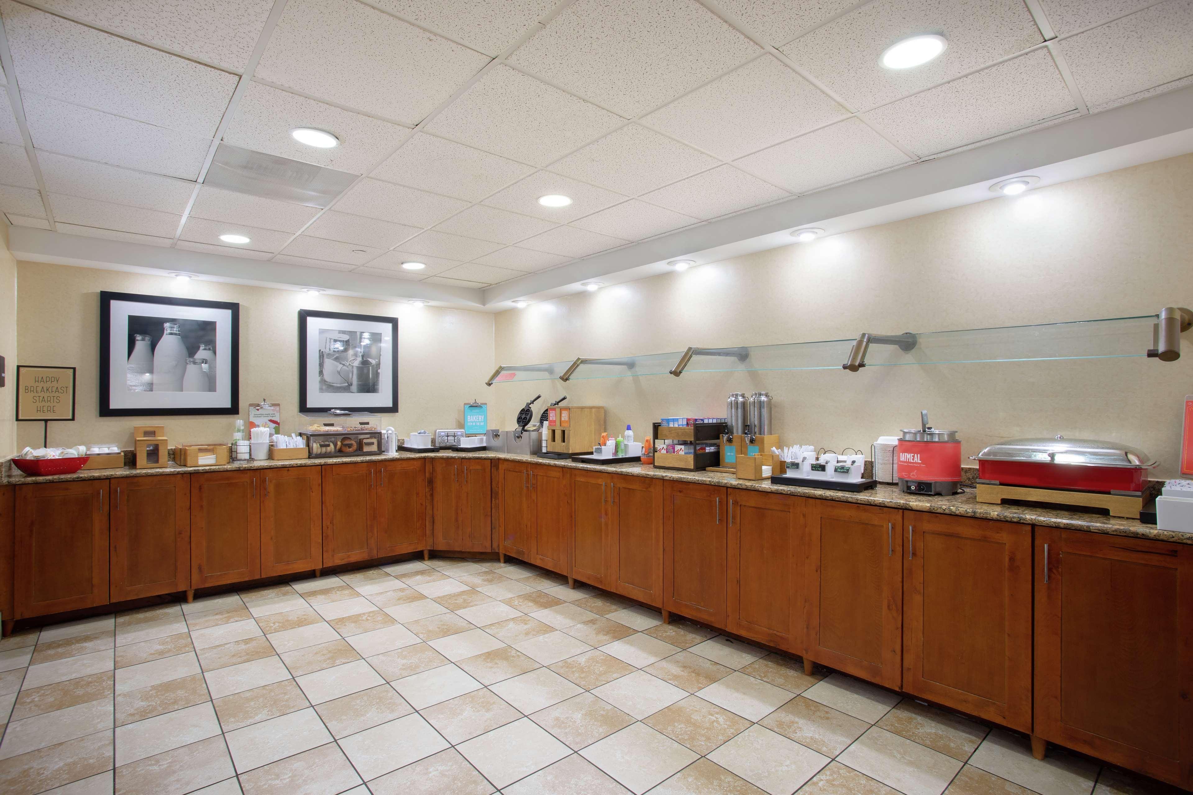 Hampton Inn & Suites Kansas City-Merriam Экстерьер фото
