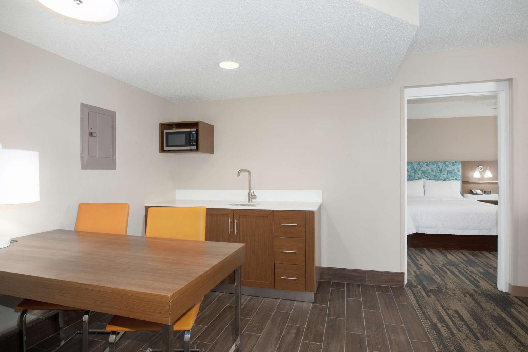 Hampton Inn & Suites Kansas City-Merriam Экстерьер фото