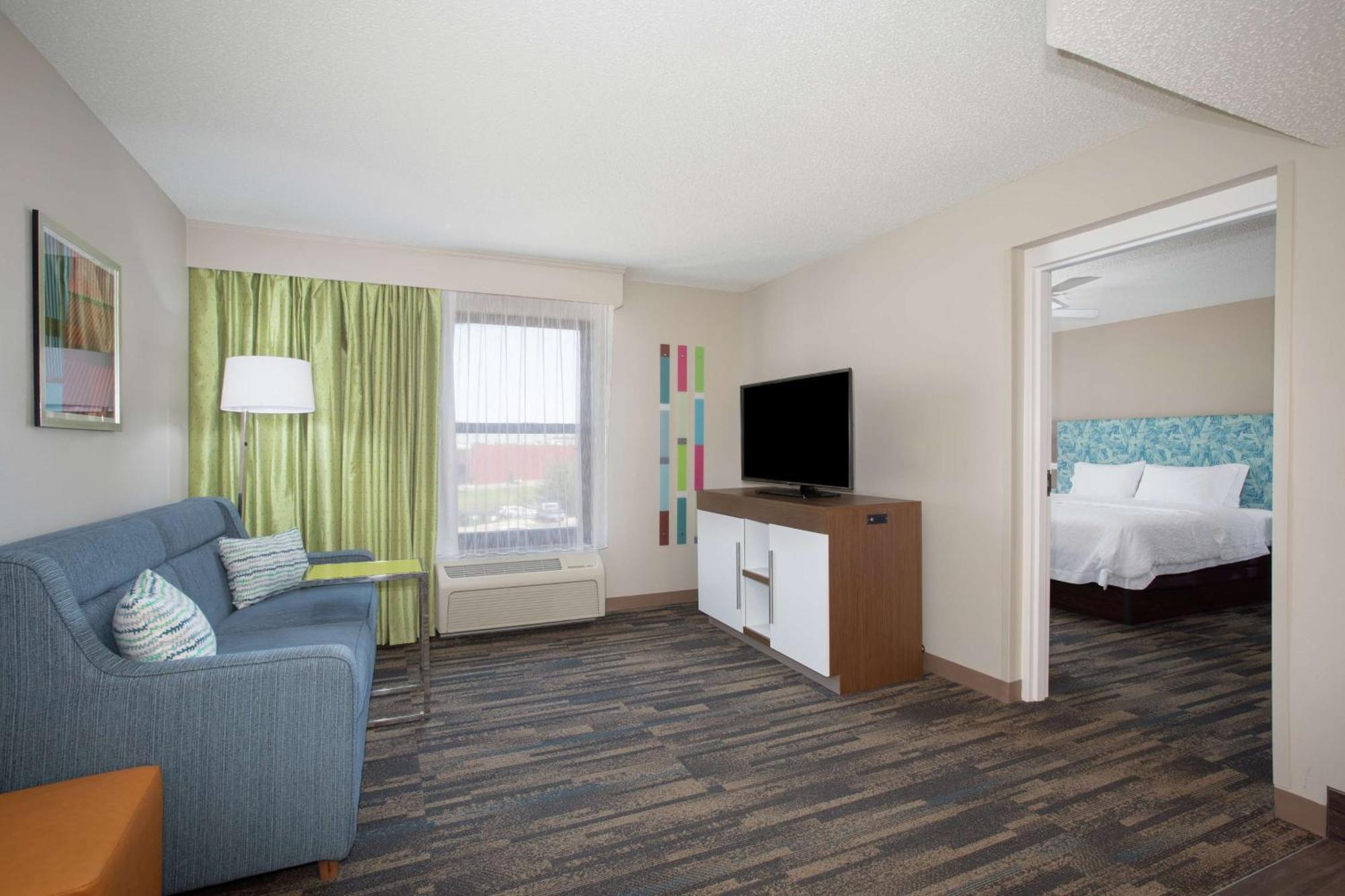 Hampton Inn & Suites Kansas City-Merriam Экстерьер фото