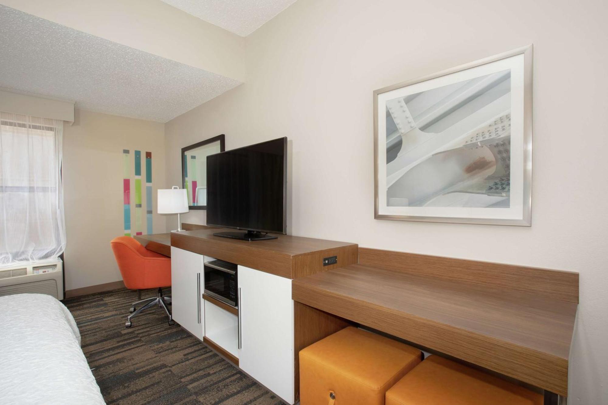 Hampton Inn & Suites Kansas City-Merriam Экстерьер фото