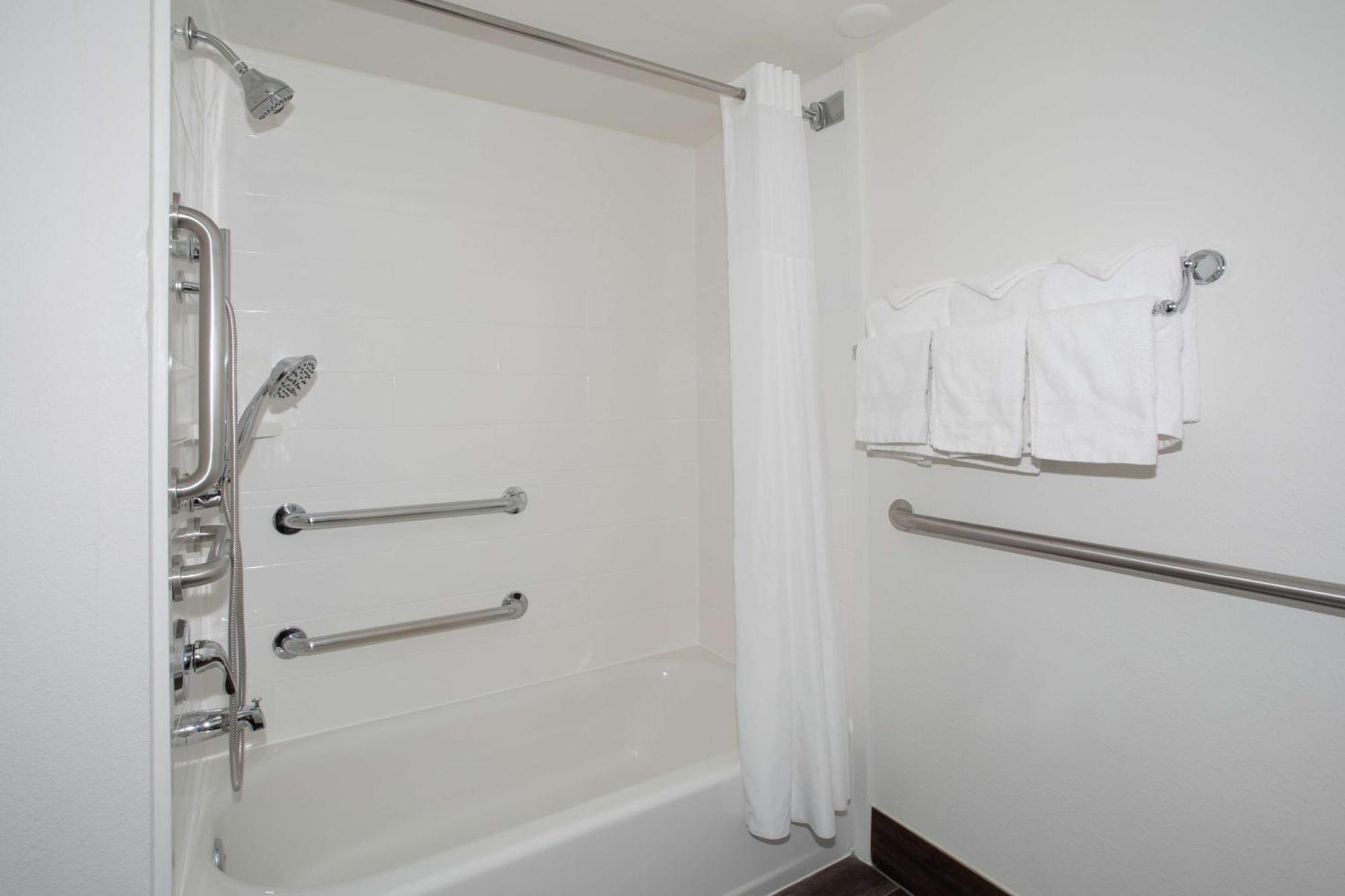 Hampton Inn & Suites Kansas City-Merriam Экстерьер фото