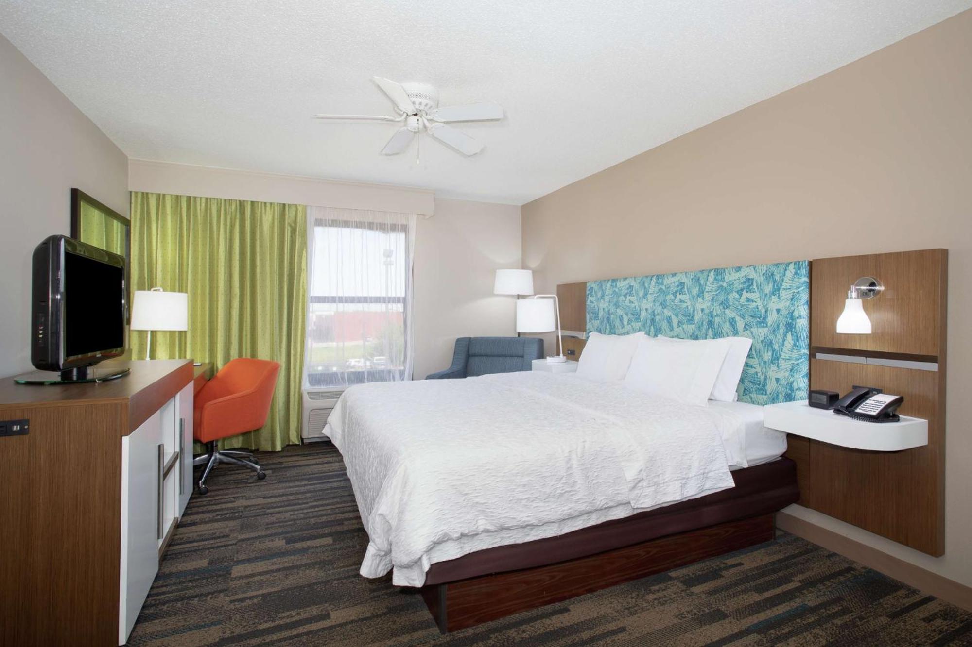 Hampton Inn & Suites Kansas City-Merriam Экстерьер фото